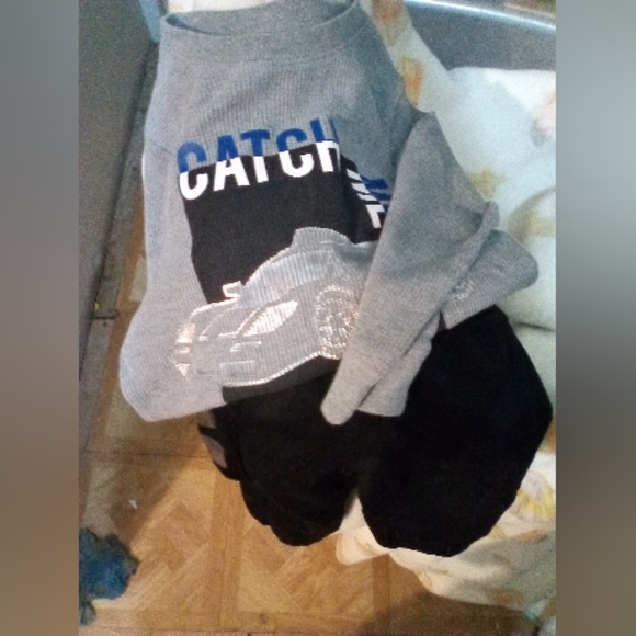 Boys Nike thermo air black 3t with cath me if u can shirt 4t - Picture 2 of 3